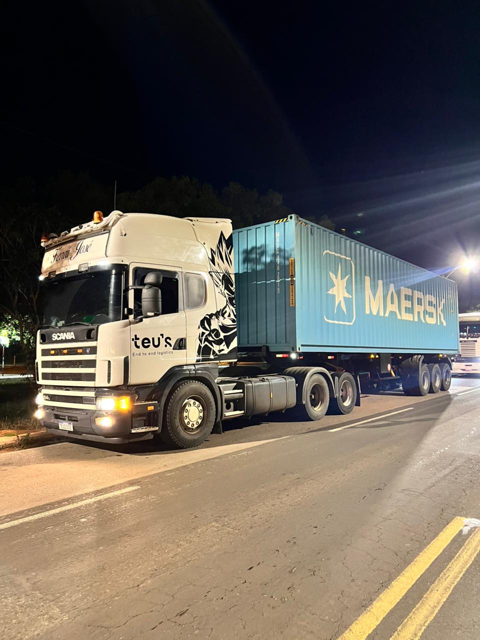 Camión Teus en ruta nocturna con Maersk