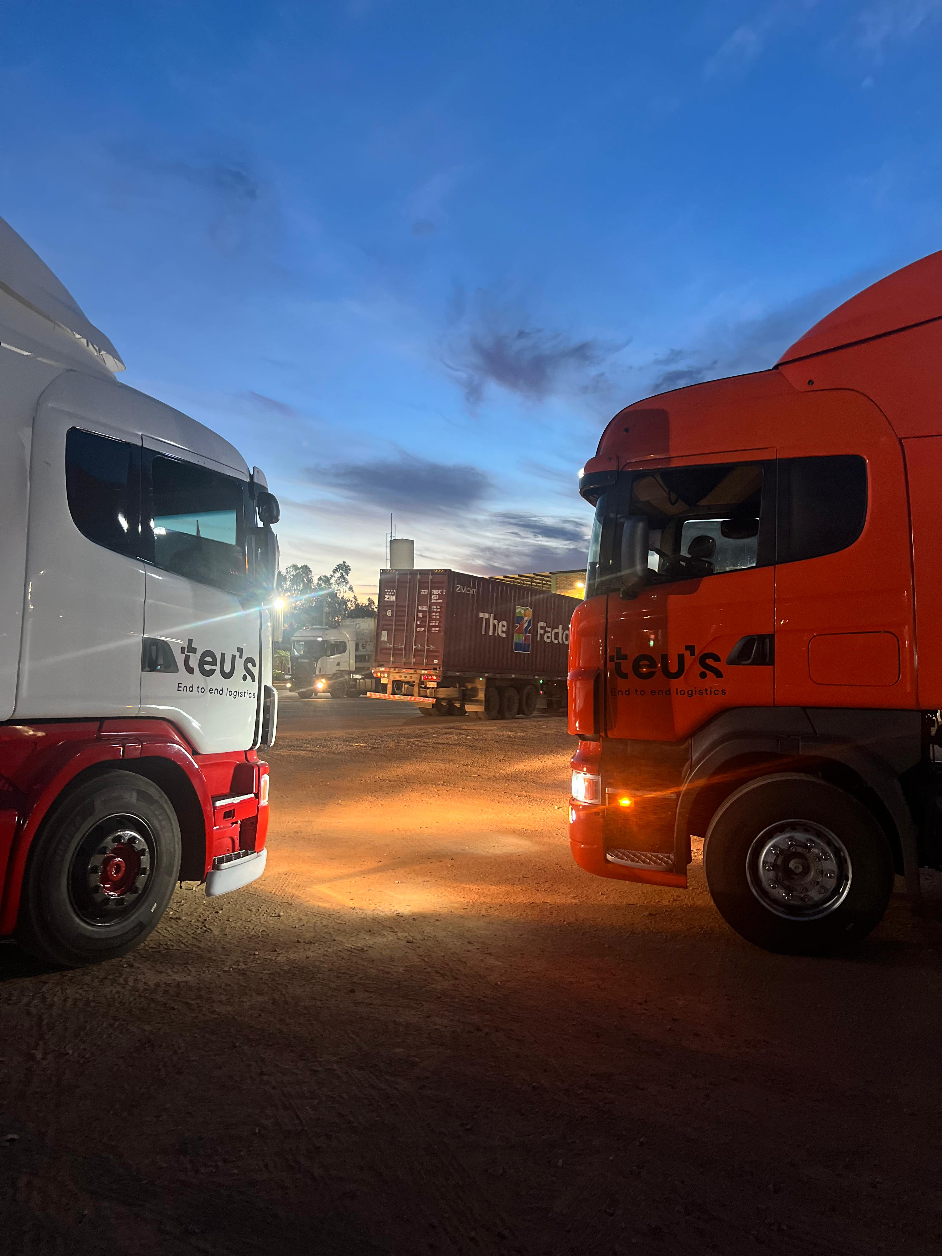 Amanecer en zona portuaria con doble equipo